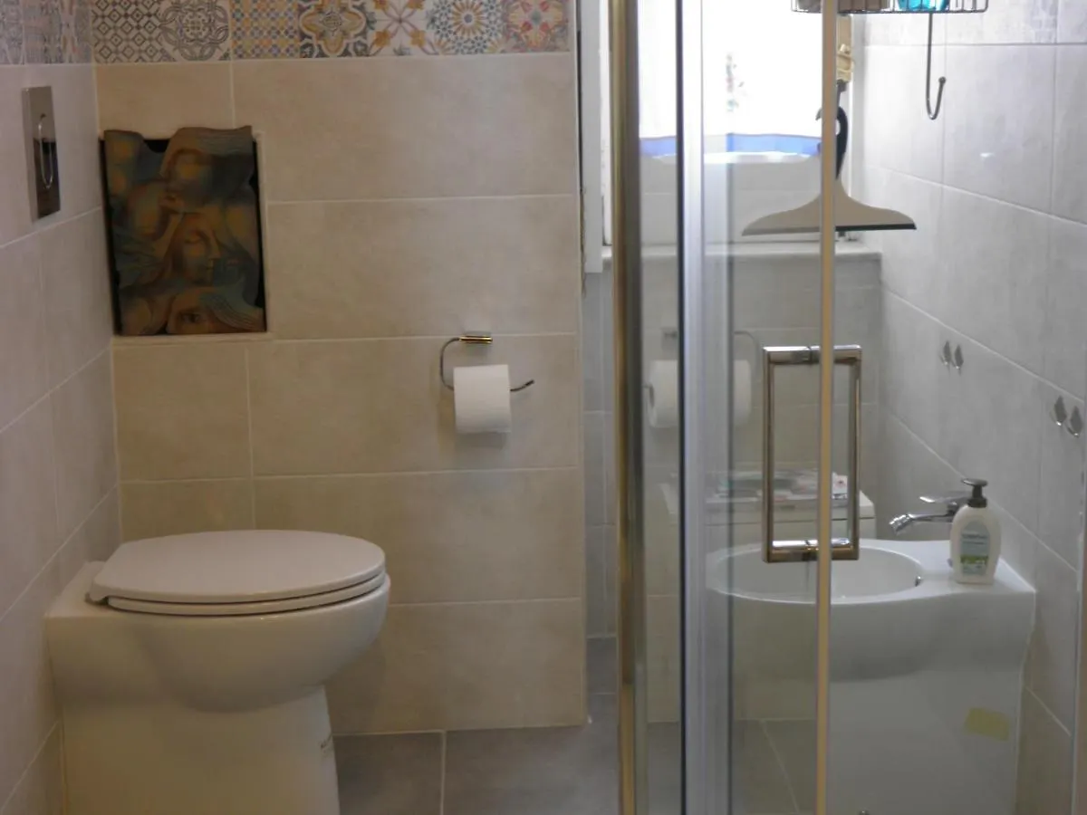 Homestay La Stanza Grande Della Luna D'Irene Naples Italy