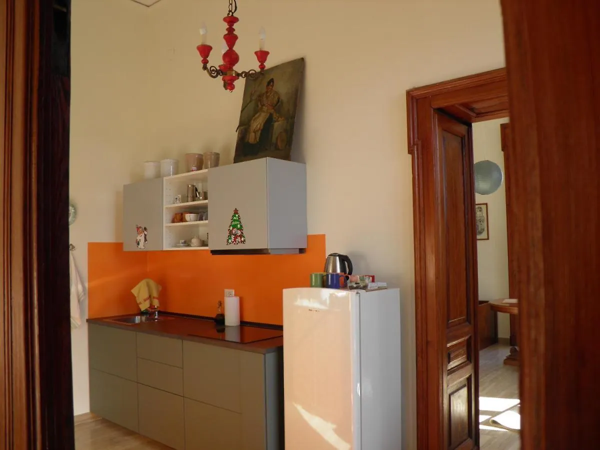 Homestay La Stanza Grande Della Luna D'Irene Naples