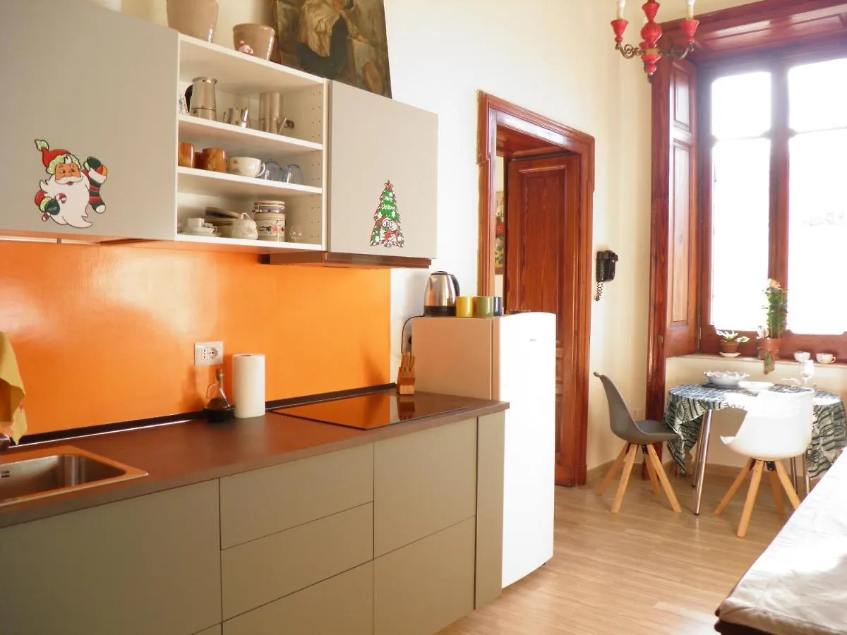 La Stanza Grande Della Luna D'Irene Naples Homestay