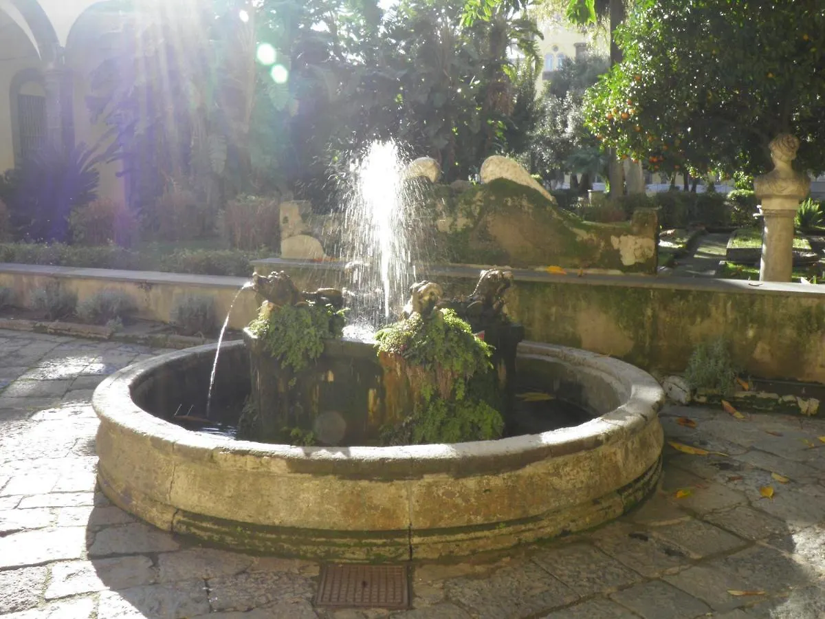 Homestay La Stanza Grande Della Luna D'Irene Naples